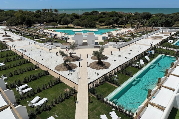 Außenpool, Sonnenschirme, Liegestühle