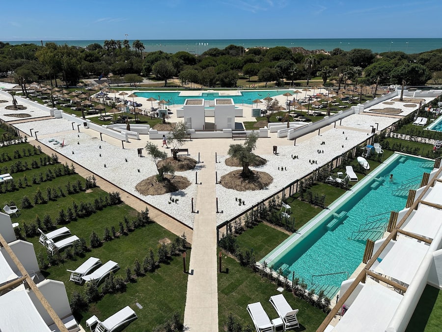 Piscina externa, guarda-sóis, espreguiçadeiras
