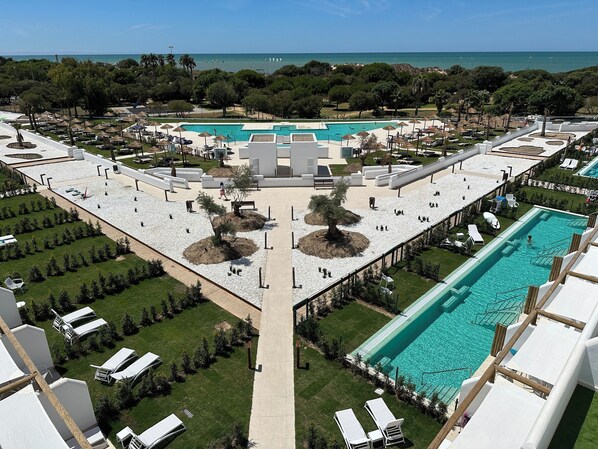 Piscine extérieure, parasols de plage, chaises longues