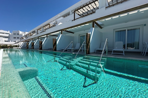 Outdoor pool, pool umbrellas, sun loungers