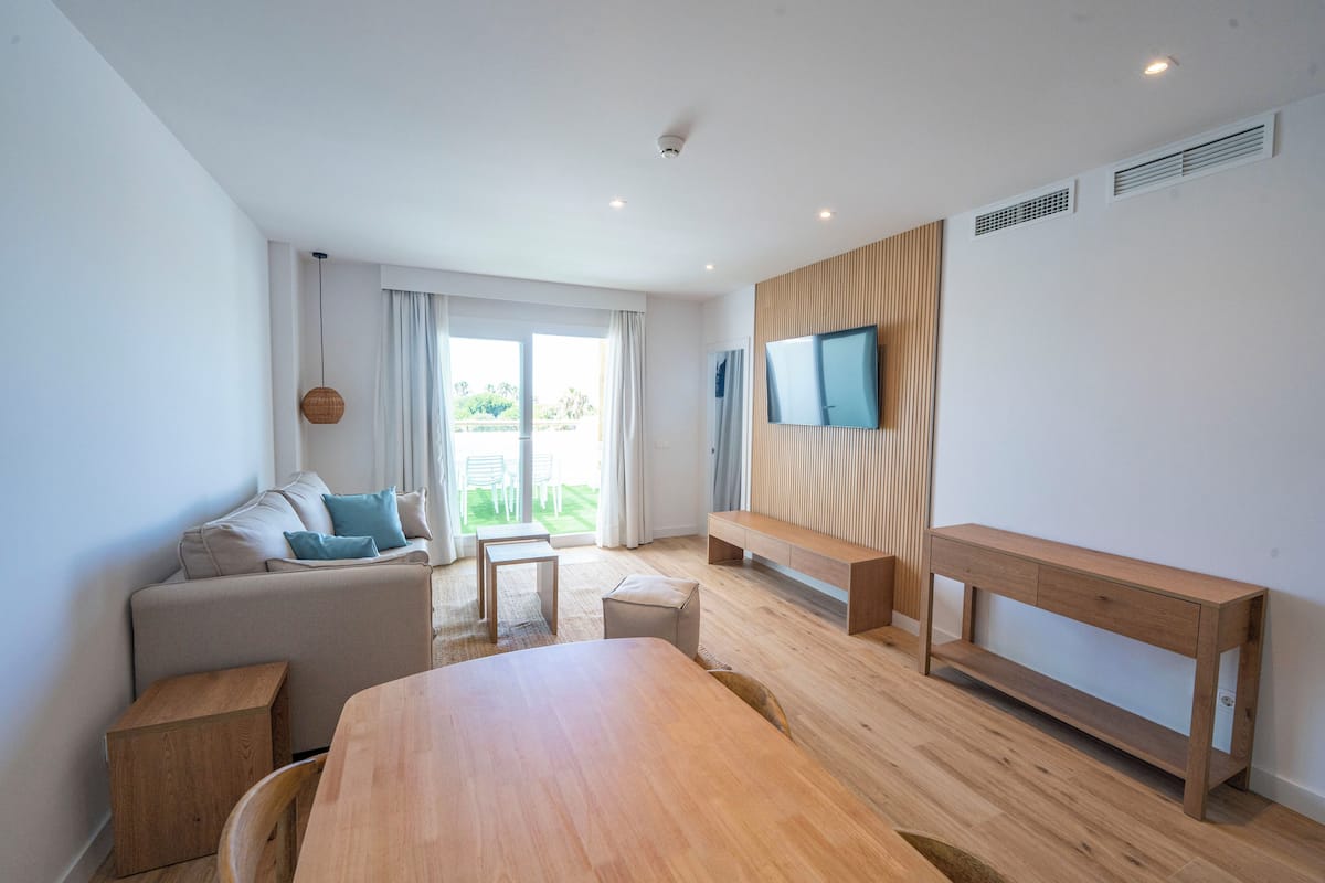 Departamento Confort, 2 habitaciones, cocina, vista al mar | Área de sala de estar | Smart TV de 55 pulgadas con canales digitales