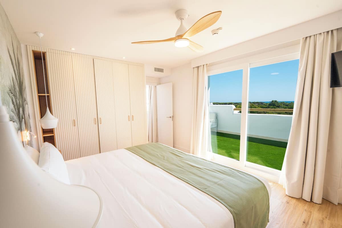 Comfort Apartment, 1 Bedroom, Kitchen, Sea View | 1 bedroom, in-room safe, individually decorated, individually furnished