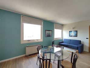 Business-Apartment | Wohnbereich | 28-Zoll-LCD-Fernseher mit Digitalempfang, Kamin