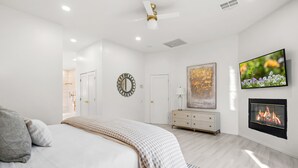 6 bedrooms, iron/ironing board, travel cot, free WiFi - Welcome to The Calle Paloma Estate, a Louisa Davis Property. (La Quinta)