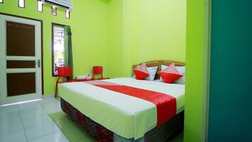 Standard Double Room | Desk, laptop workspace, bed sheets