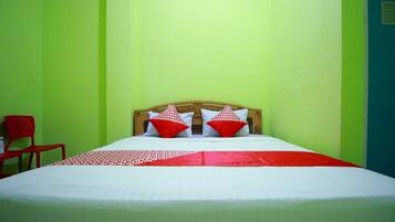 Standard Double Room | Desk, laptop workspace, bed sheets