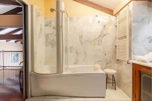 Shower, hair dryer, bidet, towels