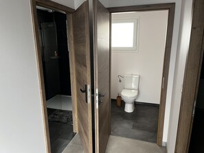 Douche, serviettes fournies, savon, papier toilette