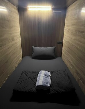 Dormitorio compartido | Decoración personalizada, escritorio, wifi gratis y ropa de cama 