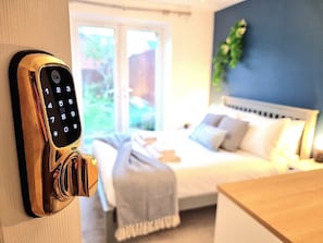 4 bedrooms, iron/ironing board, free WiFi, bed sheets - Spacious House | Parking | Long Stay Discount (Hamilton)