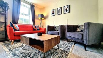 TV, livros, escritórios