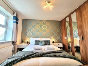 4 bedrooms, iron/ironing board, free WiFi, bed sheets - Spacious House | Parking | Long Stay Discount (Hamilton)