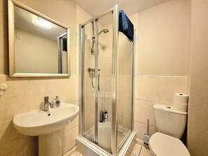 Secador de cabelo, toalhas de banho, sabonete, shampoo
