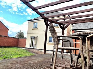 Outdoor dining - Detached House w/Free Parking | Long Stay Discount (Leicestershire)