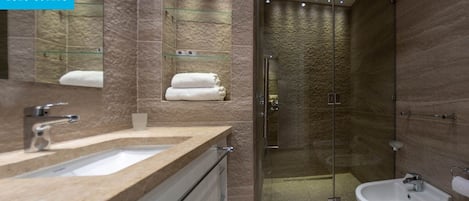 Dusche, Haartrockner, Bidet, Handtücher