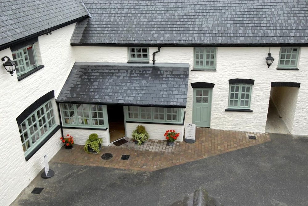 Gwesty'r Emlyn Hotel by null