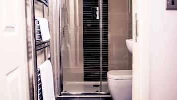 Habitación individual estándar | Baño | Secadora de cabello, toallas, jabón, shampoo