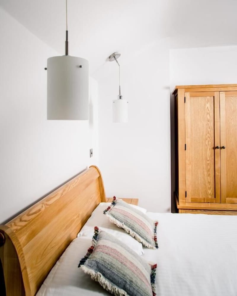 Gwesty'r Emlyn Hotel by null