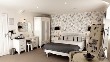 Suite | 1 habitación, decoración personalizada, muebles diferentes y escritorio