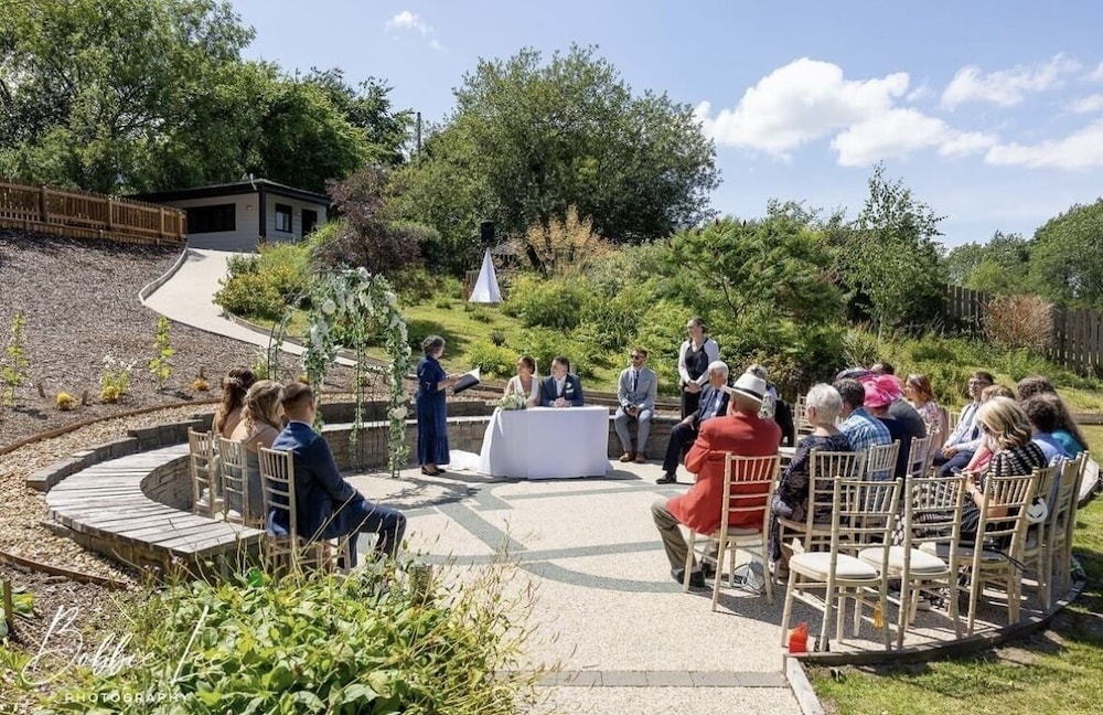 Gwesty'r Emlyn Hotel by null