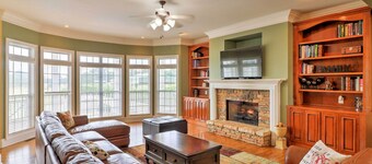 'the Farm Mansion' w/ 3 Stories + Private Pool!