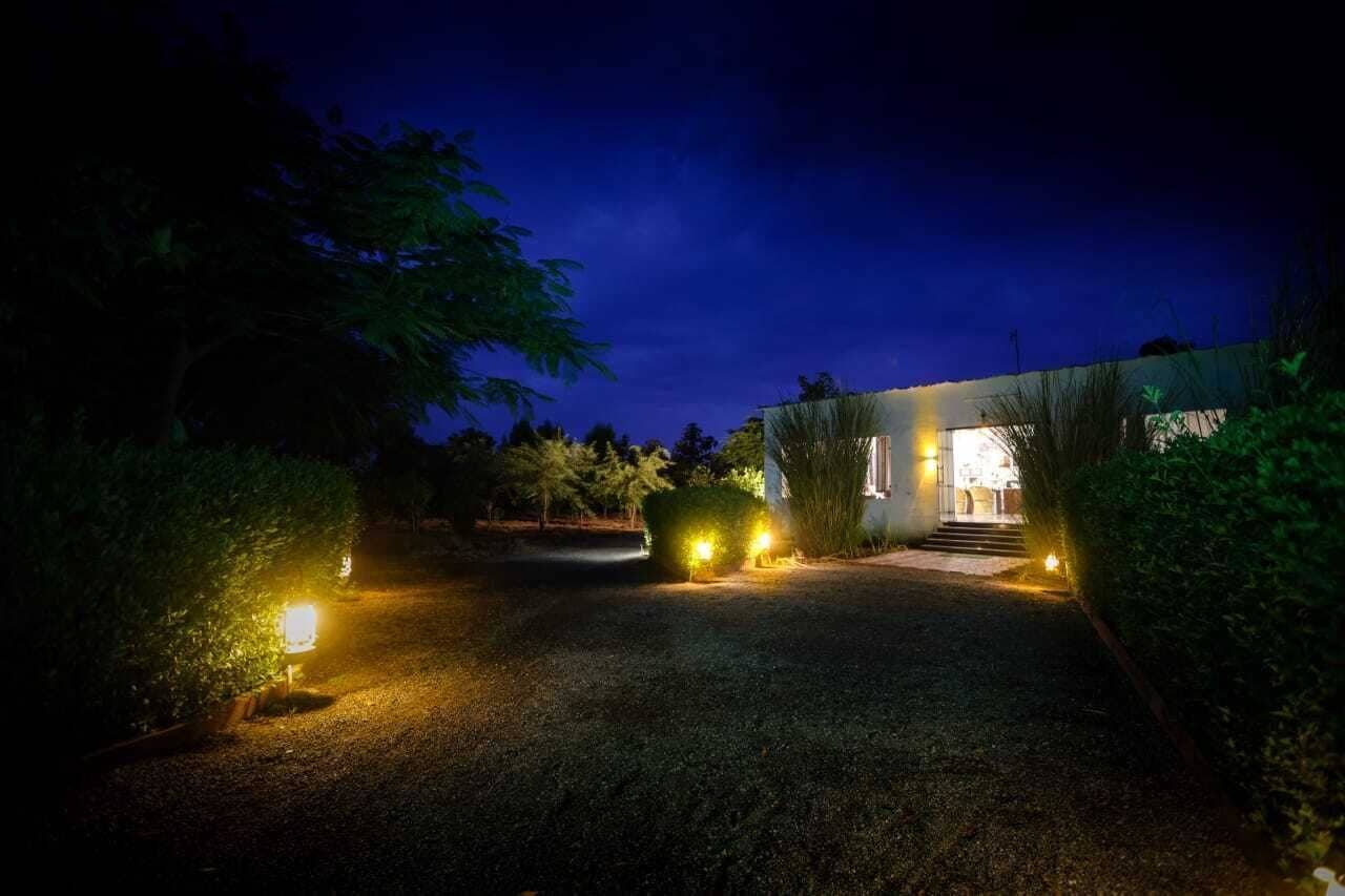 Bagian depan properti - sore/malam