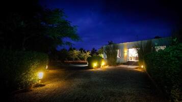 Bagian depan properti - sore/malam