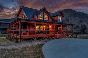 Twilight at Elk Meadow - Elk Experience Spend Thanksgiving in the Smokies! (Maggie Valley)