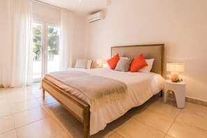 4 室のベッドルーム、セーフティボックス (室内)、アイロン / アイロン台、旅行用ベビーベッド