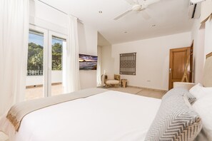 4 bedrooms, iron/ironing board, free WiFi, bed sheets