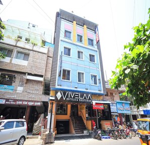 Front of property - Vivelaa Hotels and Restobar (Puducherry)
