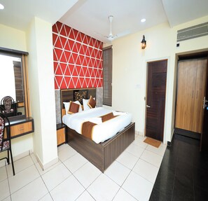 Deluxe Room | Egyptian cotton sheets, premium bedding, desk, free WiFi - Vivelaa Hotels and Restobar (Puducherry)