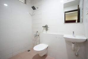 Shower, rainfall showerhead, free toiletries, towels - Vivelaa Hotels and Restobar (Puducherry)