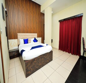 Egyptian cotton sheets, premium bedding, desk, free WiFi
