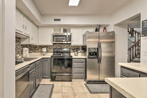 Modern Nashville Townhome: Large Yard & Deck!