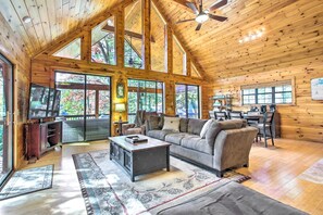 TV, 벽난로, 비디오 게임기, 책