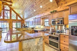 Mikrobølgeovn, ovn, kokeplater og oppvaskmaskin