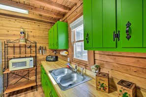 Interior - Blairsville Cabin w/ Fire Pit, 7 Mi to Dtwn! (Blairsville)