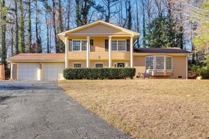 House (4 Bedrooms) | Interior - Atlanta Abode w/ Yard in a Tranquil Setting! (Doraville)