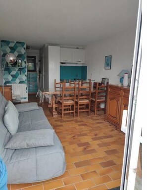 TV - Grand Studio à Quelques pas de la Plage et des Activities de Loisirs (GUIDEL)