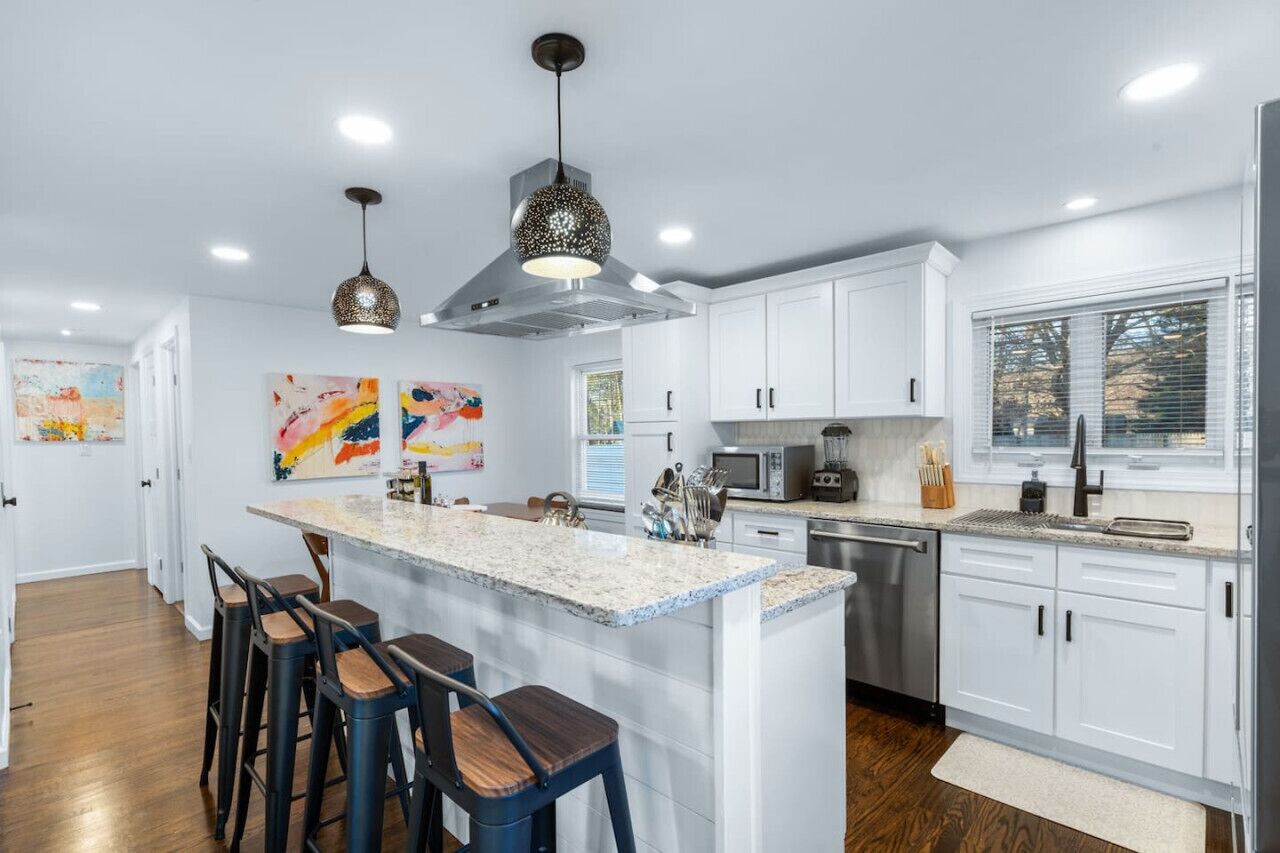 Réfrigérateur, four à micro-ondes, un four, surface de cuisson