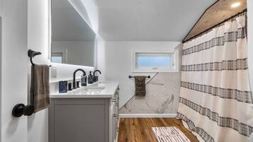 Secador de pelo y toallas