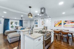 Køleskab, mikrobølgeovn, ovn, kogeplade