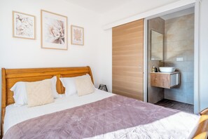 3 chambres, coffres-forts dans les chambres, fer et planche à repasser