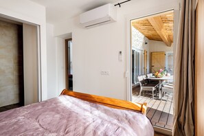 3 chambres, coffres-forts dans les chambres, fer et planche à repasser