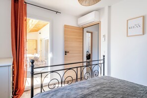 3 chambres, coffres-forts dans les chambres, fer et planche à repasser