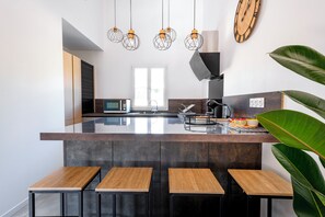 Réfrigérateur, micro-ondes, four, plaque de cuisson