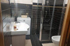 Douche, bidet, serviettes fournies, papier de toilette