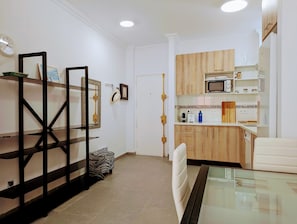 Réfrigérateur, four à micro-ondes, un four, surface de cuisson