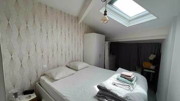 2 chambres, bureau, fer et planche Ă repasser, lit parapluie